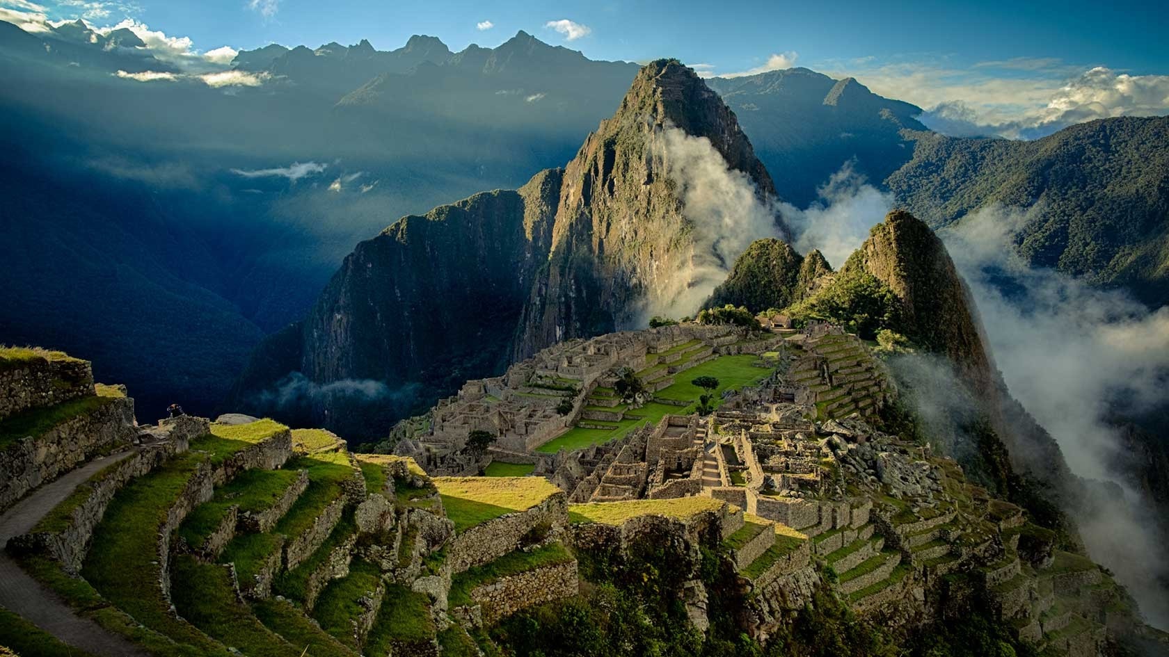 Biblioteca digital con Machu Picchu